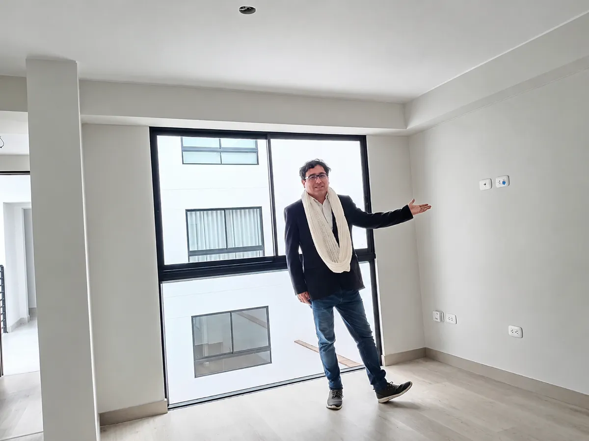 Econ. Jorge Benites mostrando un departamento